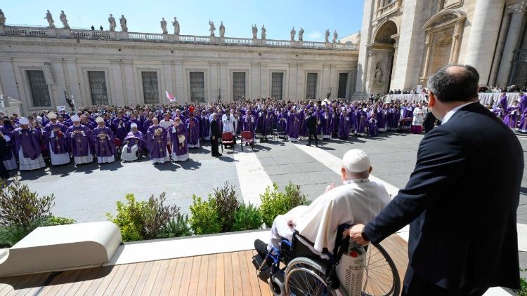 El papa quiso visitar la basílica mientras "mejora" en su convalecencia