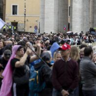 Unas 61,000 personas han acudido ya a la basílica de San Pedro para dar su adiós al papa