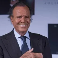 Julio Iglesias expresa solidaridad con víctimas de tragedia en Jet Set