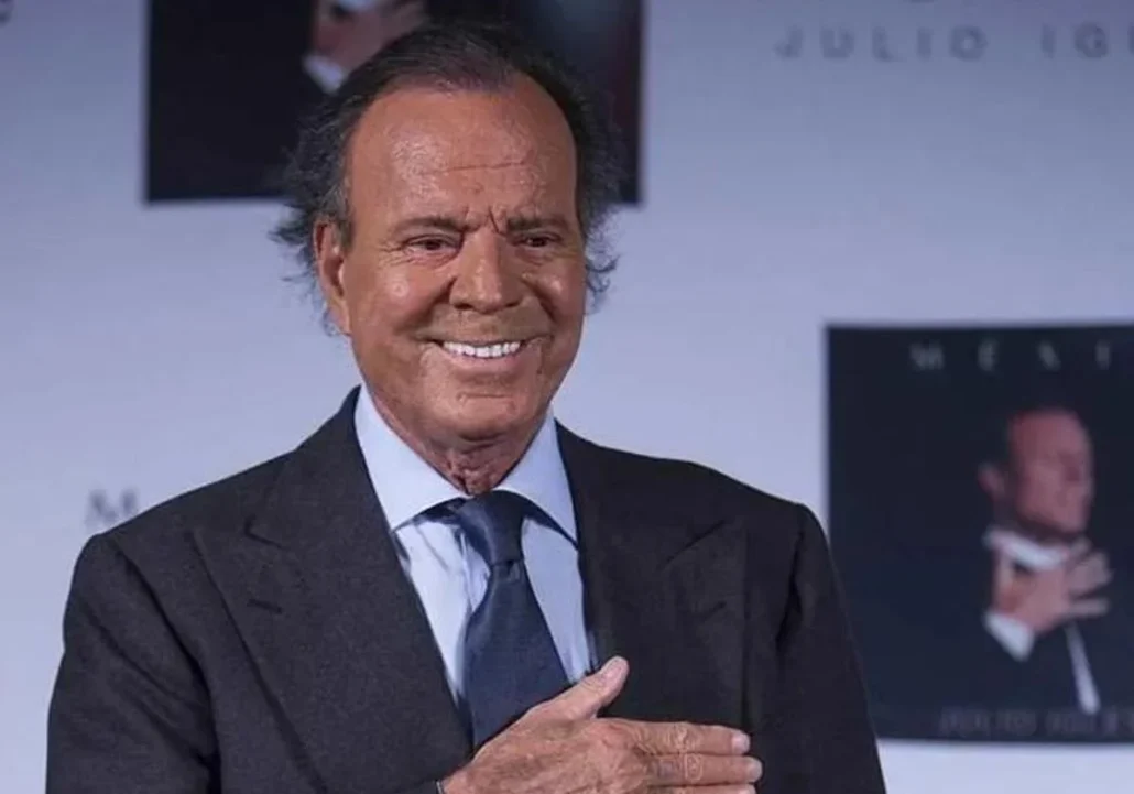 Julio Iglesias expresa solidaridad con víctimas de tragedia en Jet Set