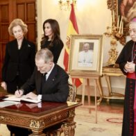 Reyes de España recuerdan a un papa Francisco "que trasciende su dimensión eclesiástica"