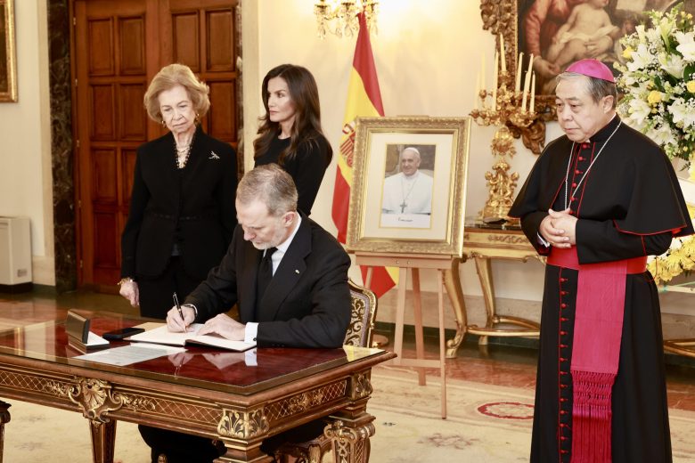 Reyes de España recuerdan a un papa Francisco "que trasciende su dimensión eclesiástica"