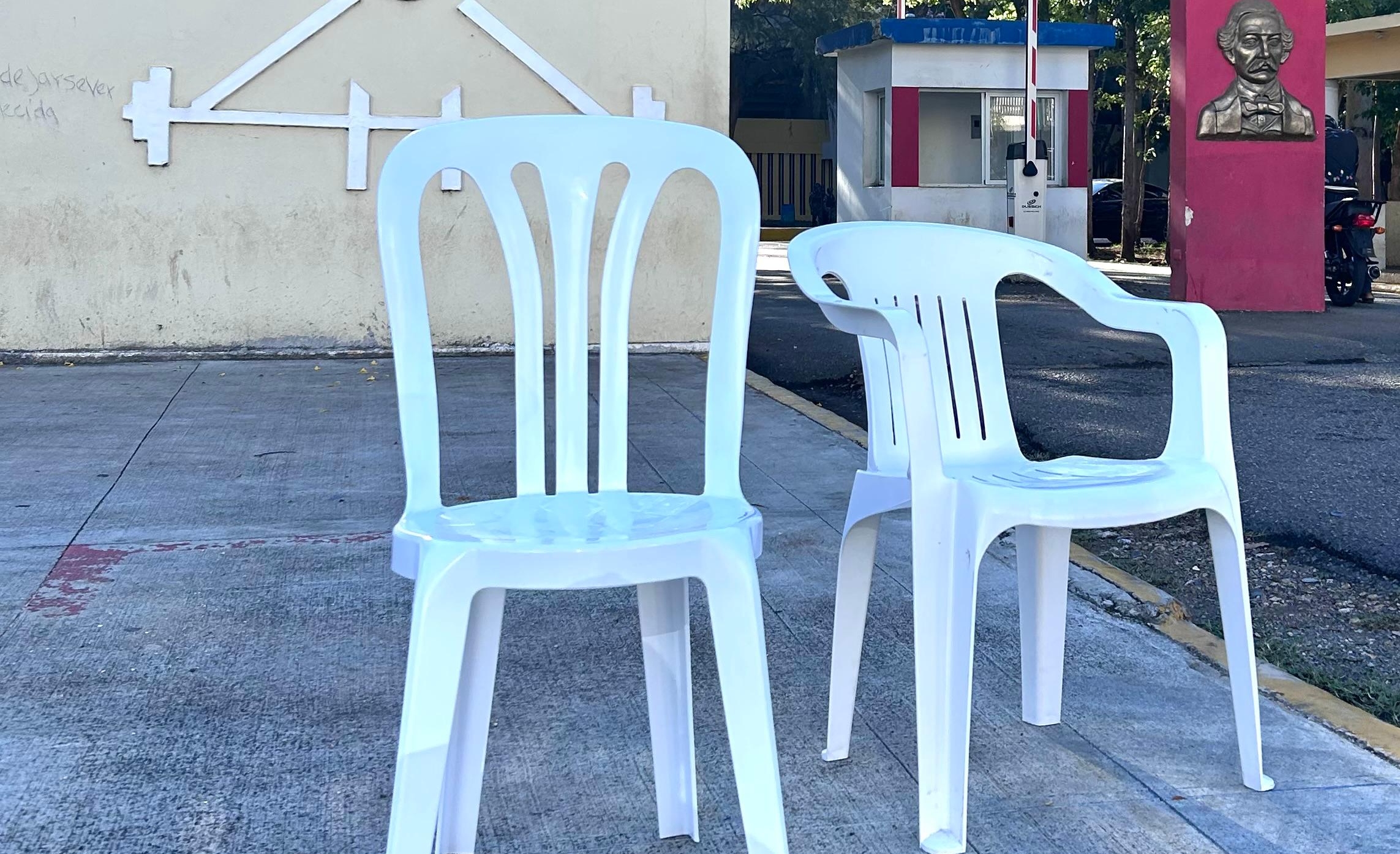 Hoy amanecimos con la noticia de la aparición de dos llamativas sillas blancas, en una de las entradas la avenida Ortega y Gasset del Centro Olímpico Juan Pablo Duarte de Santo Domingo.