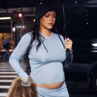 Tras dejarse ver a las afueras del hotel en unas espectaculares fotografías bajo la lluvia, la cantante de 37 años desfiló posteriormente por la alfombra de la Met Gala que este año tenía como tema: Superfine: Tailoring Black Style.
