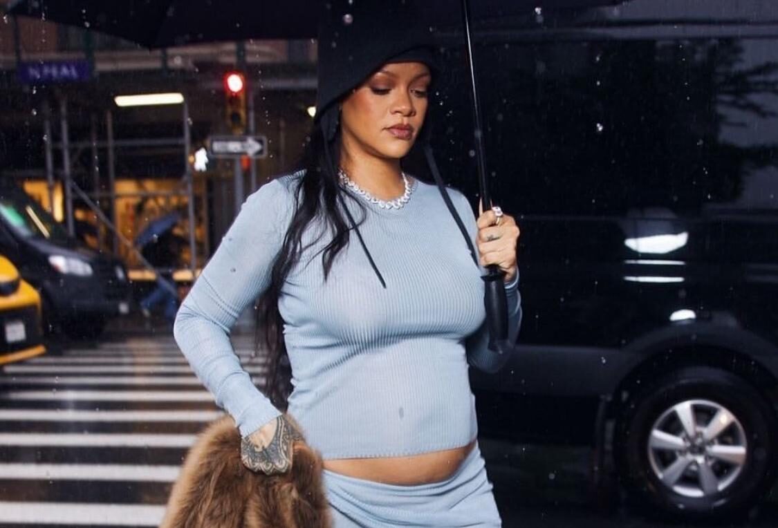 Tras dejarse ver a las afueras del hotel en unas espectaculares fotografías bajo la lluvia, la cantante de 37 años desfiló posteriormente por la alfombra de la Met Gala que este año tenía como tema: Superfine: Tailoring Black Style.