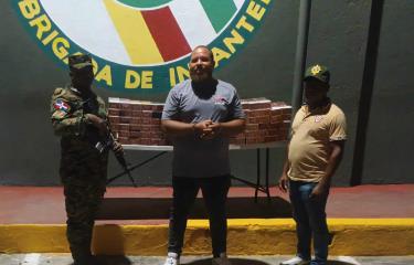 Ejército arresta hombre por contrabando de 20,000 cigarrillos