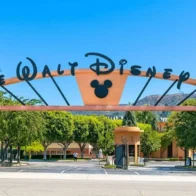 Disney reporta $3,280 millones en ganancias por parques y streaming