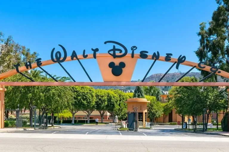 Disney reporta $3,280 millones en ganancias por parques y streaming