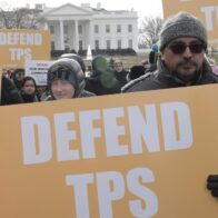 El Supremo permite al Gobierno Trump retirar la residencia temporal a 532.000 migrantes
