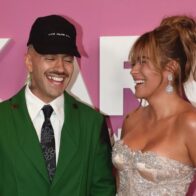 Karol y Feid, mostraron complicidad en su paso por la alfombra roja, inmortalizando el momento con un tierno beso delante de los fotógrafos presentes en la premier.
