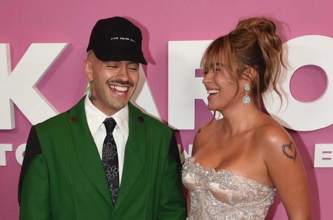 Karol y Feid, mostraron complicidad en su paso por la alfombra roja, inmortalizando el momento con un tierno beso delante de los fotógrafos presentes en la premier.