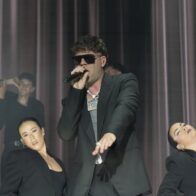 Quevedo se presenta por primera vez en RD ante un público eufórico; dedica su show a víctimas del Jet Set.