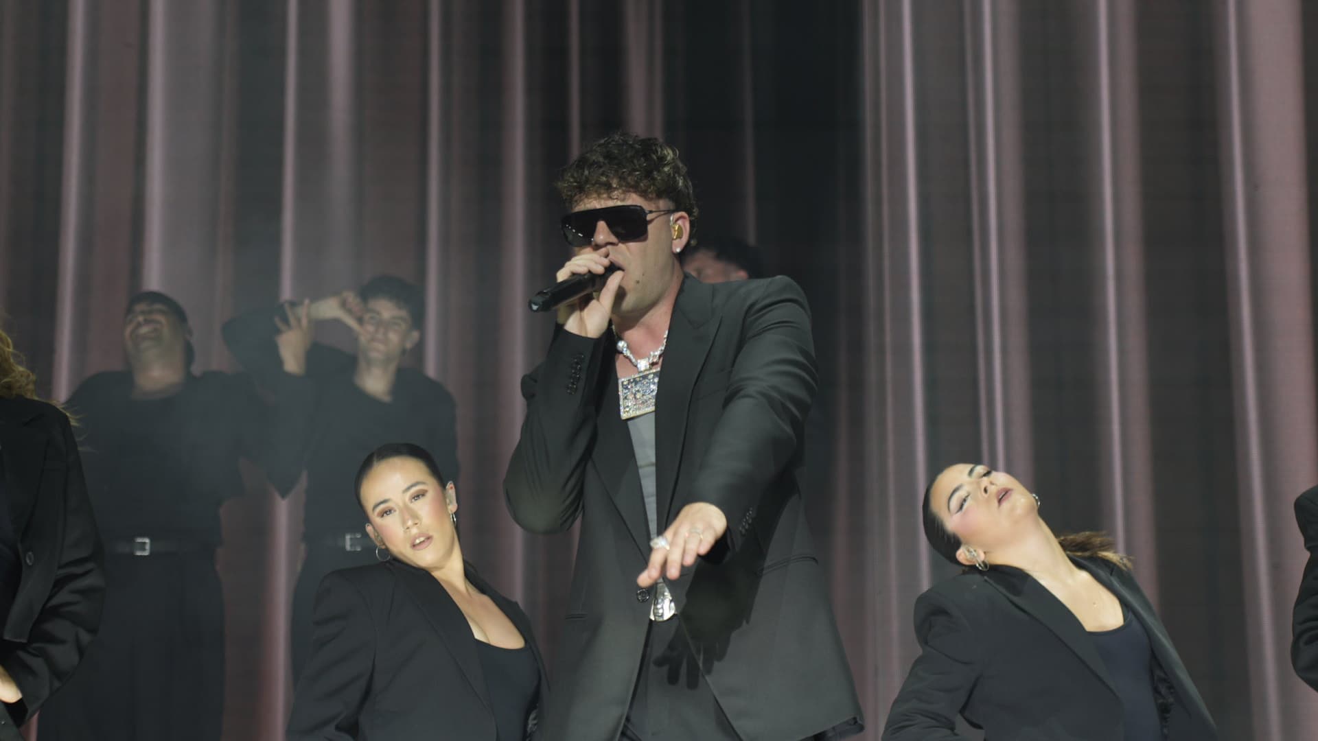 Quevedo se presenta por primera vez en RD ante un público eufórico; dedica su show a víctimas del Jet Set.