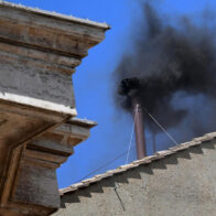 Nuevo intento sin éxito: Humo negro tras segundo día de la jornada del cónclave en el Vaticano