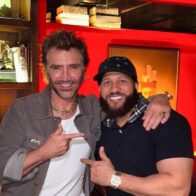 Esta colaboración musical entre dos importantes artistas de la música latina, viene “cocinándose”, desde finales de marzo de 2025, cuando Alejandro y El Alfa fueron vistos compartiendo junto a sus parajes en República Dominicana en el marco de la celebración de Premios Soberano 2025.