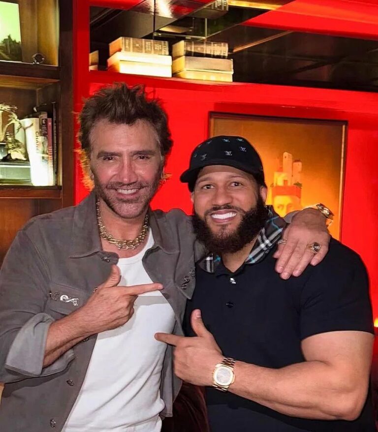 Esta colaboración musical entre dos importantes artistas de la música latina, viene “cocinándose”, desde finales de marzo de 2025, cuando Alejandro y El Alfa fueron vistos compartiendo junto a sus parajes en República Dominicana en el marco de la celebración de Premios Soberano 2025.