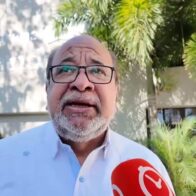 Héctor Olivo destaca legado y lealtad de Roberto Rodríguez durante velatorio en funeraria Blandino