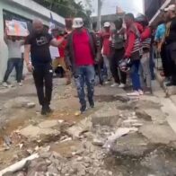 Comunitarios protestan en demanda de obras y servicios básicos en Santiago
