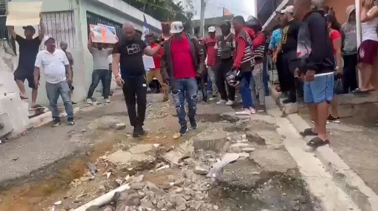 Comunitarios protestan en demanda de obras y servicios básicos en Santiago