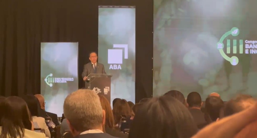 Valdez Albizu destaca solidez del sistema financiero y aboga por mayor inclusión de mujeres emprendedoras