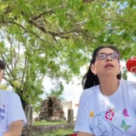 Lágrimas, flores y gratitud: visitantes honran a sus madres en el Cristo Redentor