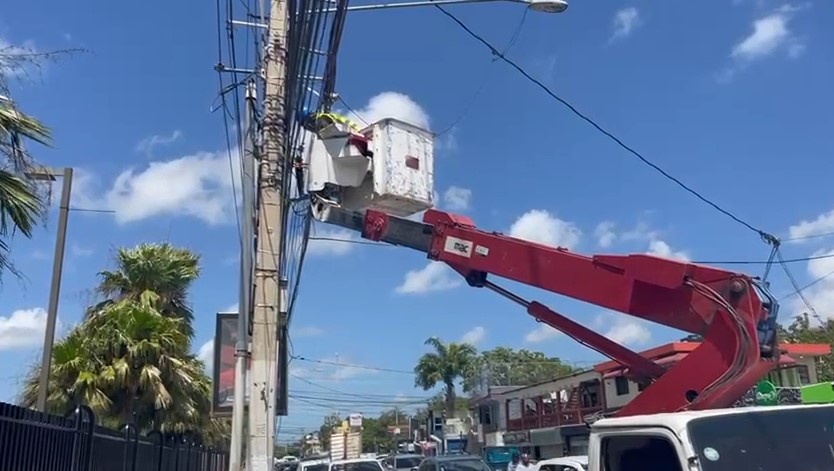 Alcaldía de Santiago inicia operativos para regular y limpiar el cableado aéreo en la ciudad