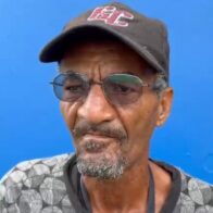 Hombre denuncia robo de plátanos, cacao y daños a su propiedad en San Francisco de Macorís