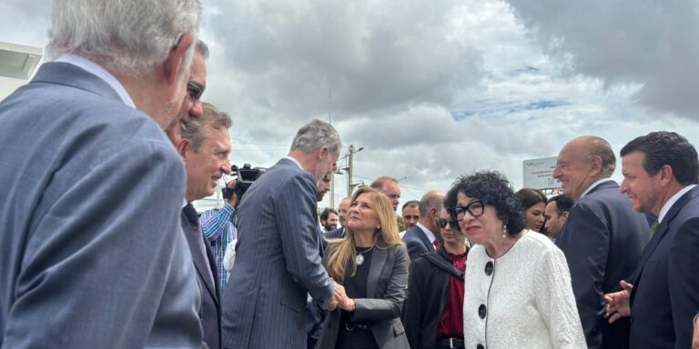 Rey de España entrega monumento en honor a la Escuela de Salamanca al presidente Luis Abinader