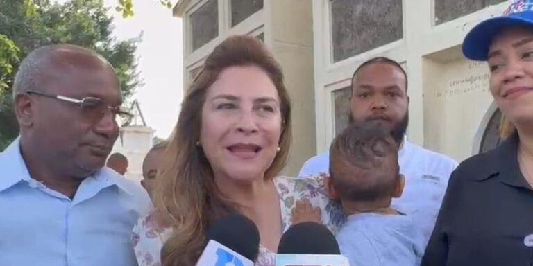Carolina Mejía recorre cementerio Máximo Gómez y felicita a las madres en su día
