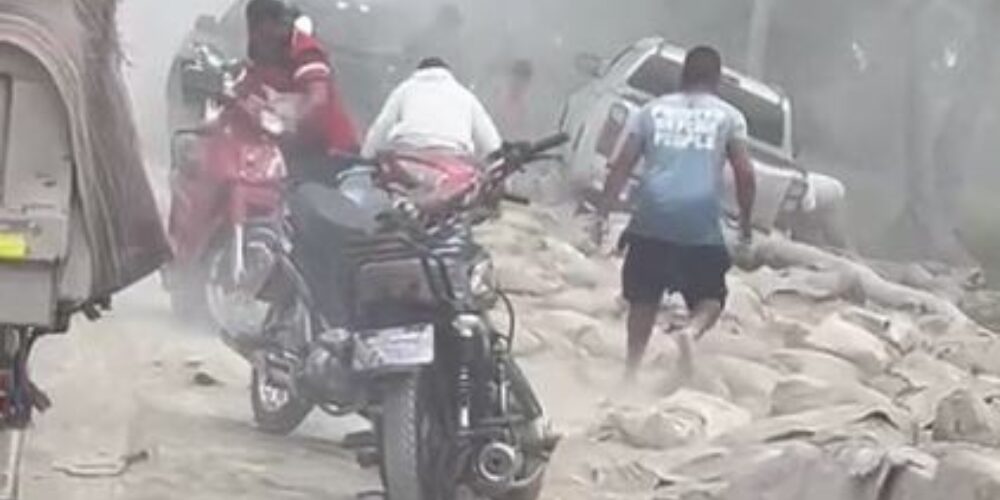 Derrame de cemento por caída de carga de patana colapsa tránsito en tramo Sánchez-Nagua