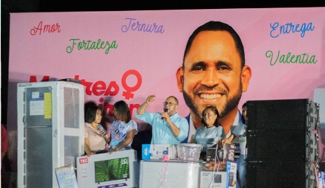 Diputado Heriberto Aracena celebra su tradicional fiesta del Día de las Madres en SDE