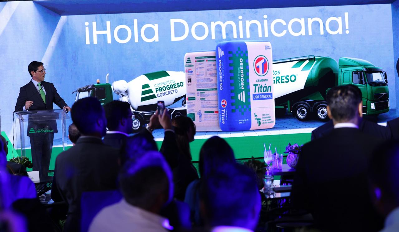 Enrique García, director Caribe de Cempro presenta la nueva imagen de Cemento Titán