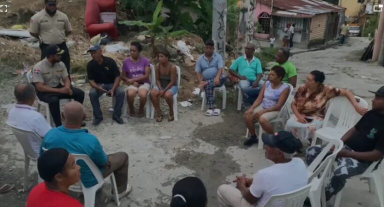 Residentes de La Penca se reúnen con la DNCD para exigir freno a presunto punto de drogas