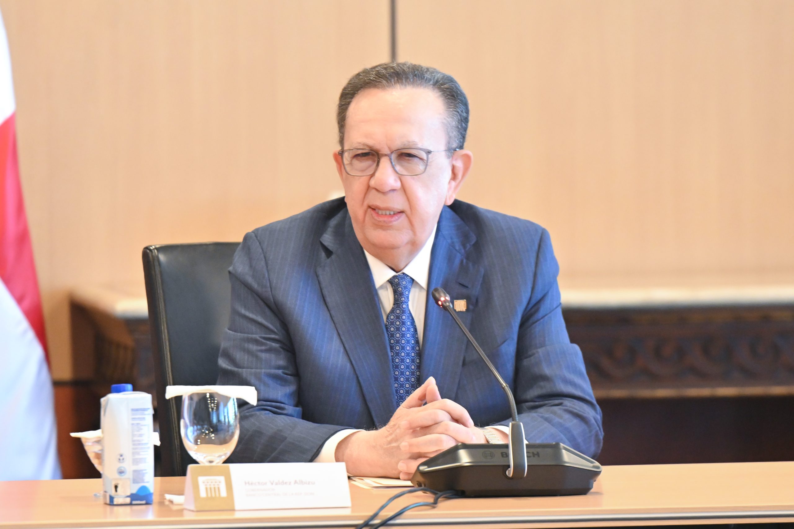 Héctor Valdez Albizu, gobernador del Banco Central.