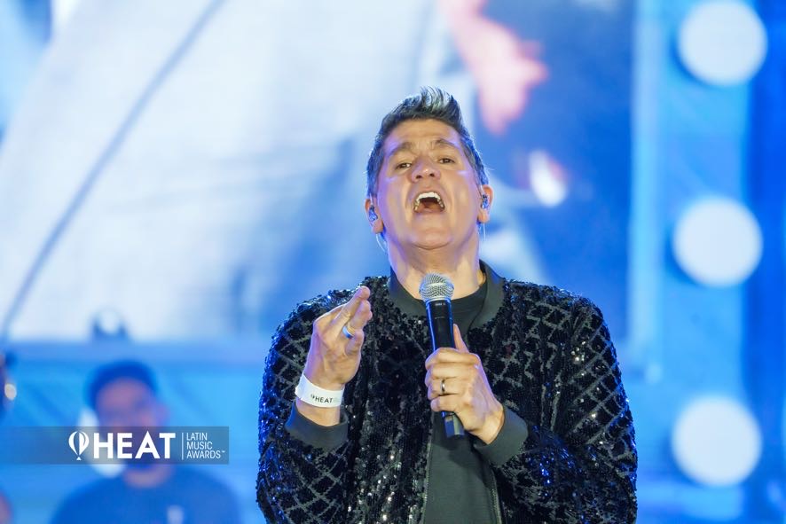 Eddy Herrera cantó en Premios HEAT 2025
