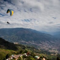Adolescente muere tras caer desde 50 metros durante actividad de parasailing en Montenegro