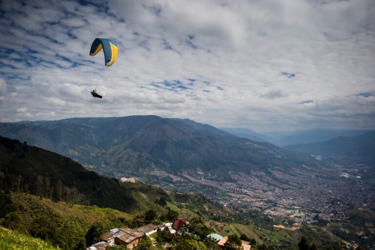 Adolescente muere tras caer desde 50 metros durante actividad de parasailing en Montenegro