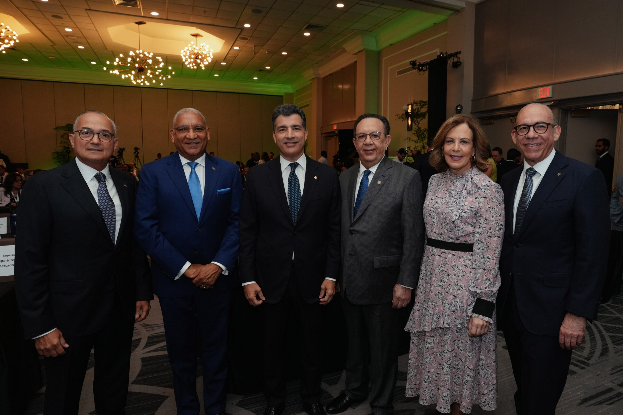 De izquierda a derecha, los señores Juan Lehoux, Ervin Novas Bello, Christopher Paniagua, Héctor Valdez Albizu, Clarissa de la Rocha de Torres, y Fausto Arturo Pimentel Peña..