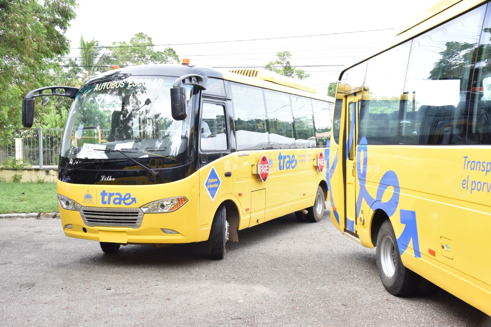 Ministro Luis Miguel De Camps encabeza entrega autobuses escolares en El Seibo