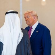 Trump regresa con billones en negocio de su gira al Golfo, pero con nudos diplomáticos