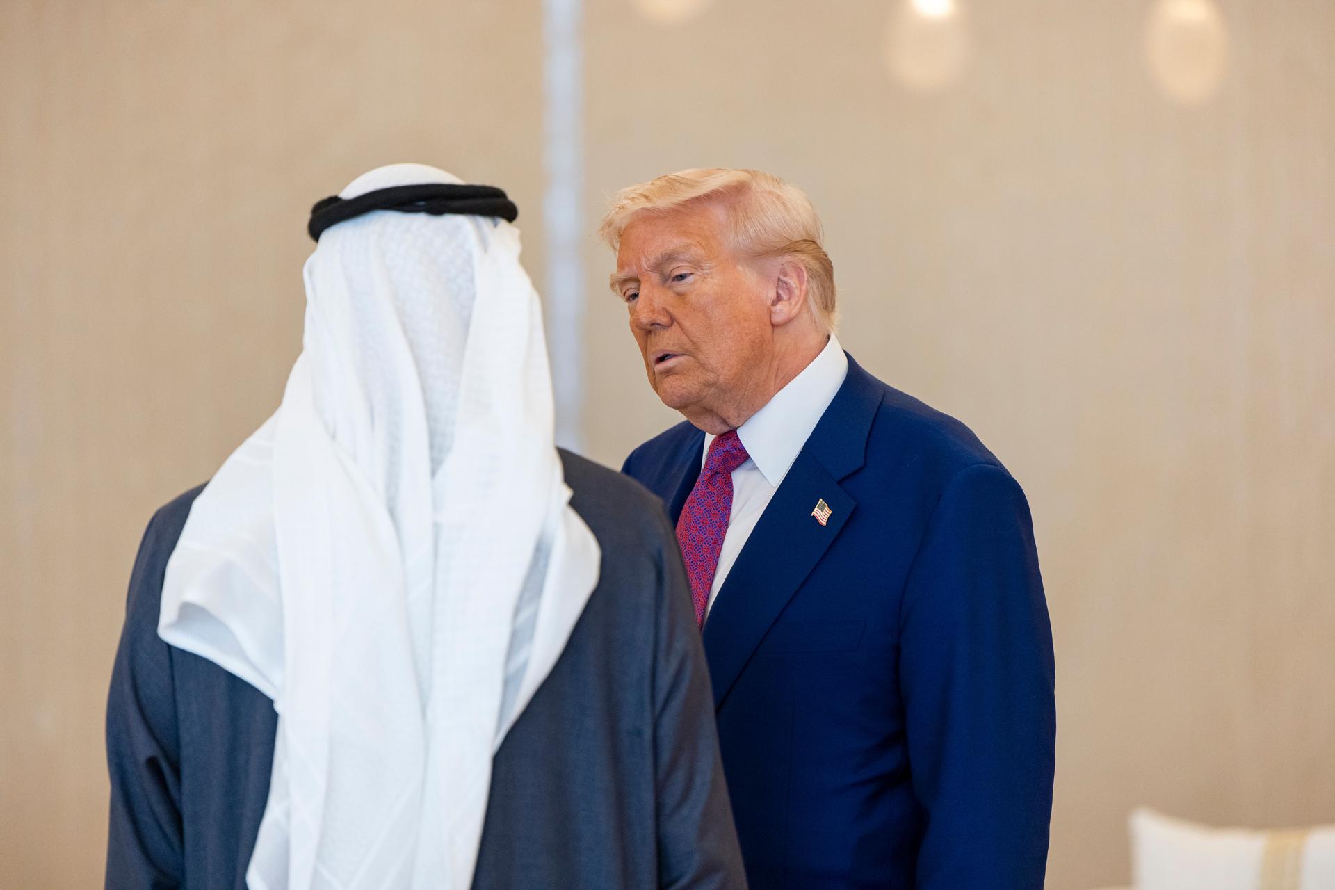 Trump regresa con billones en negocio de su gira al Golfo, pero con nudos diplomáticos
