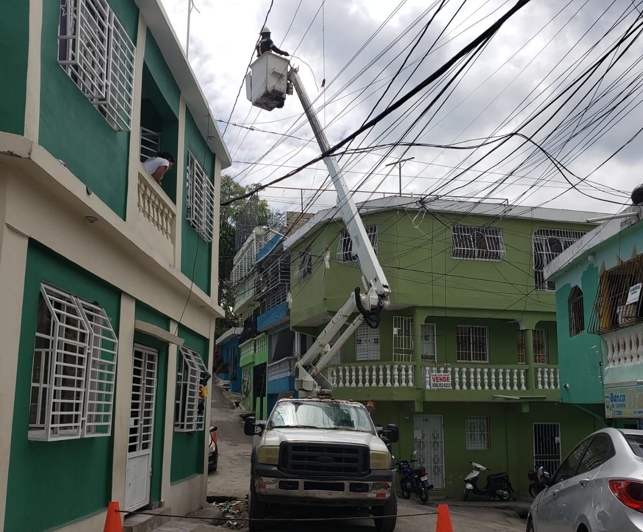 EDEEste realiza rehabilitación eléctrica en Los Tres Brazos de SDE