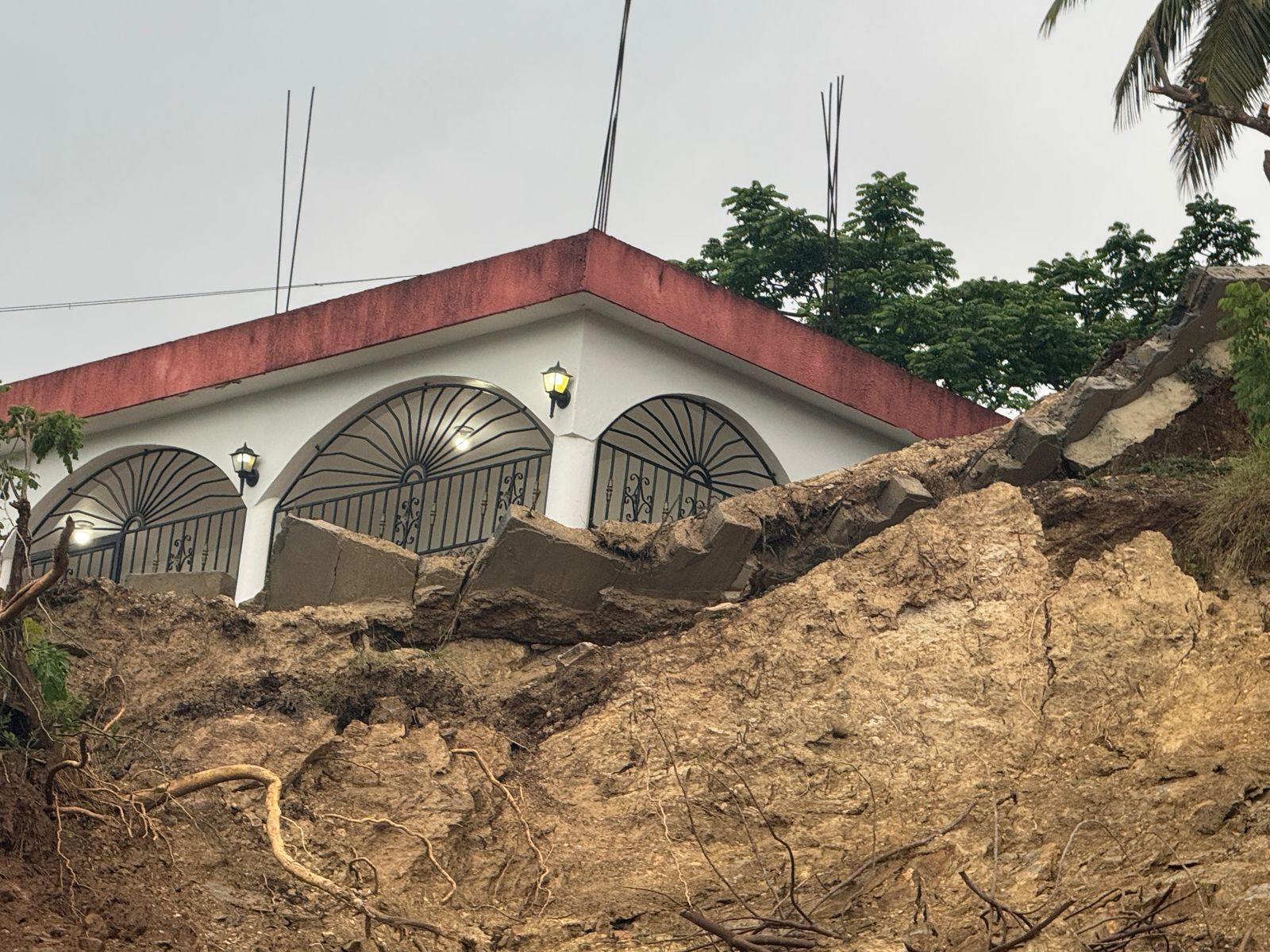 Propiedad resulta afectada por obras viales en Punta Balandra