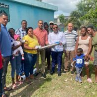 Diputado Jhon Contreras entrega bomba sumergible