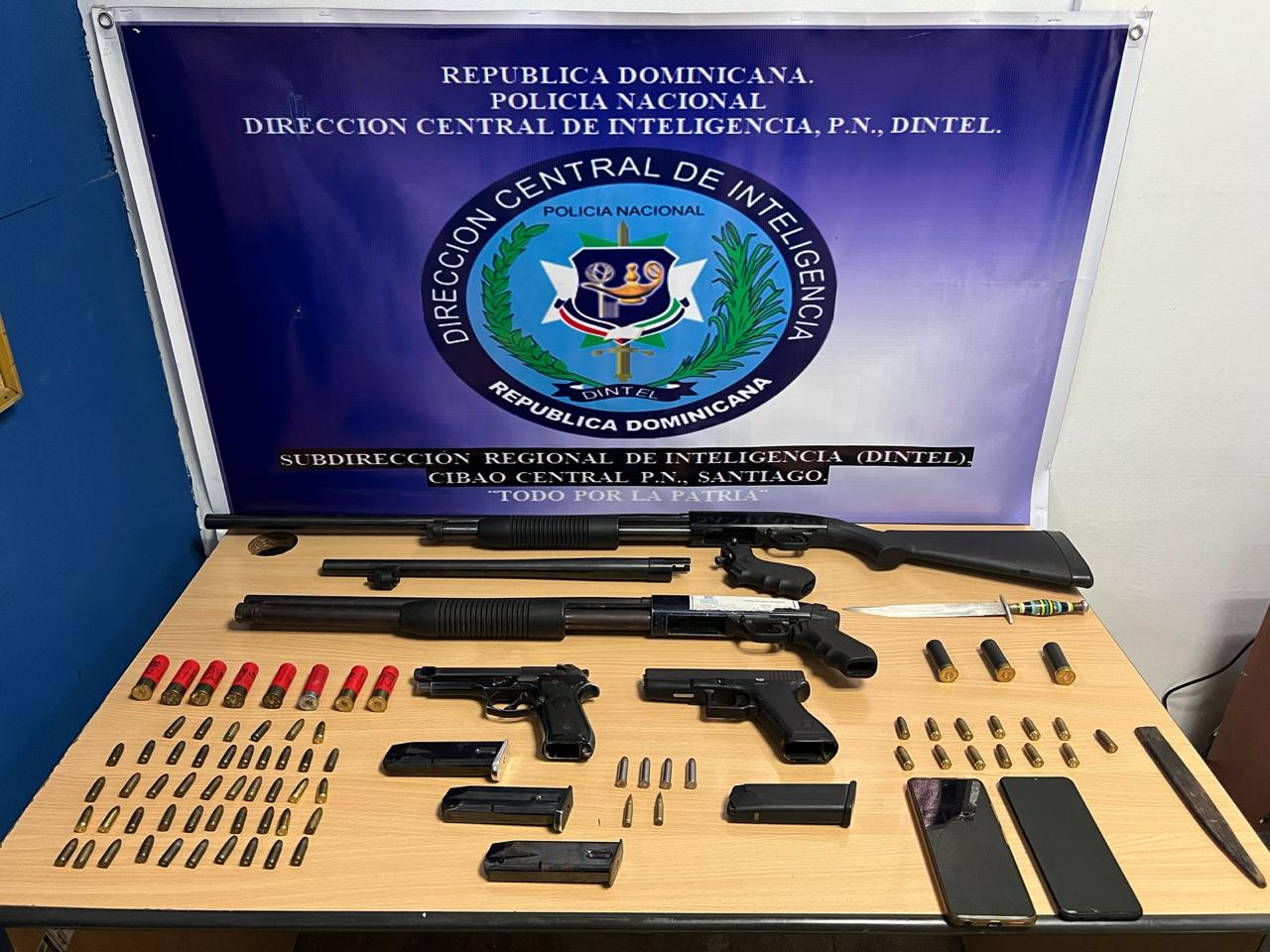 PN y MP incautan arsenal ilegal, drogas, máquinas tragamonedas y apresa mexicano en Santiago