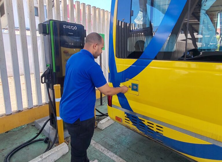 MINERD entrega tres autobuses accesibles para estudiantes con discapacidad en Santiago