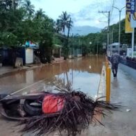 Residentes bloquean acceso al Boulevard de Las Terrenas en demanda de solución al problema de desagüe