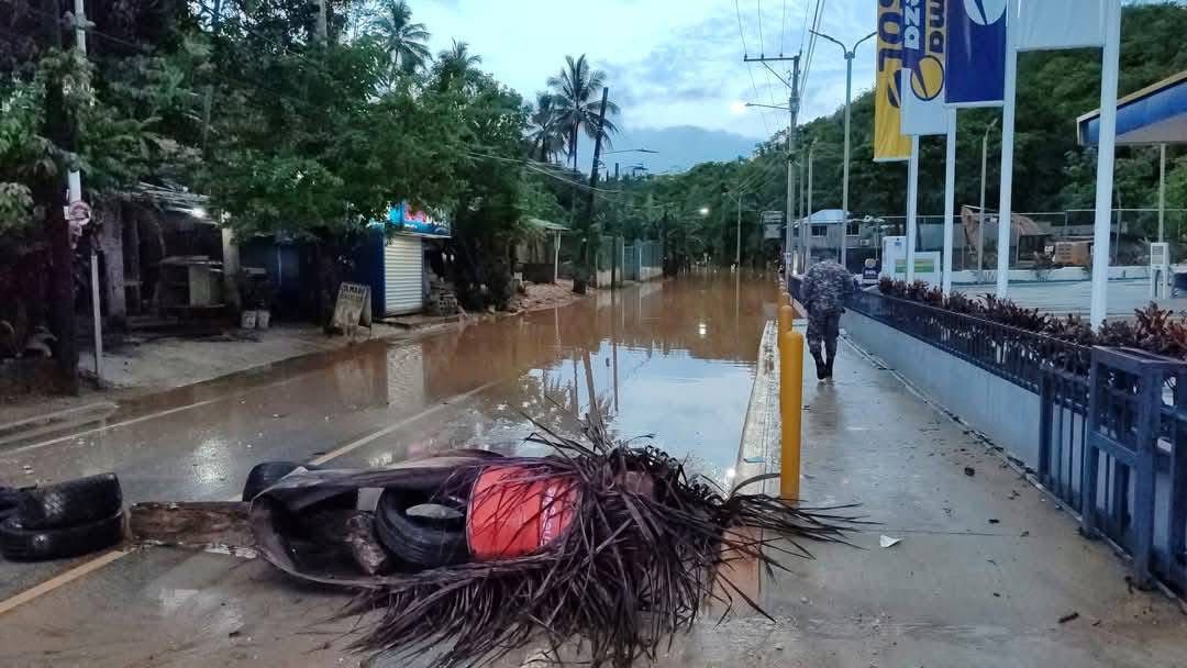 Residentes bloquean acceso al Boulevard de Las Terrenas en demanda de solución al problema de desagüe