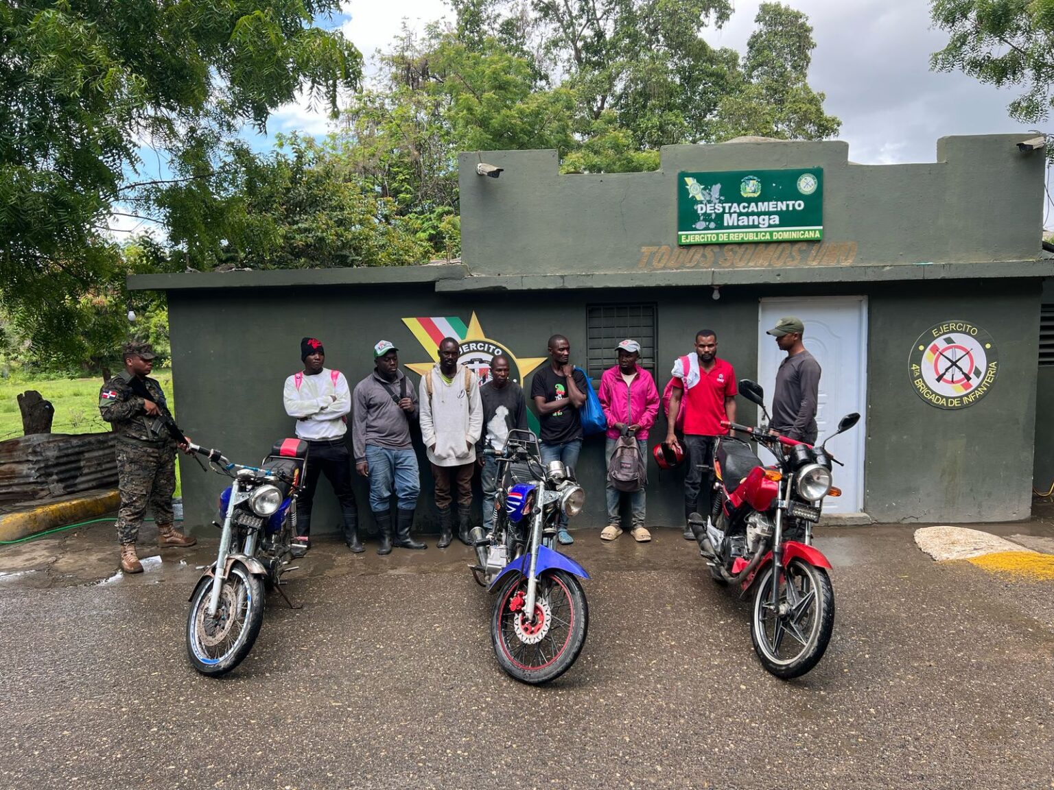 Ejército detiene grupo de haitianos indocumentados que se transportaba en motocicletas