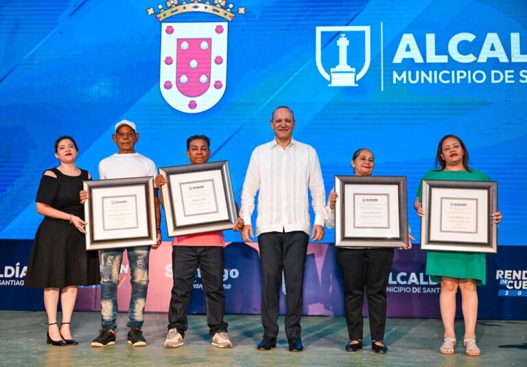 Alcalde reconoce a empleados con más de 30 años de servicio durante rendición de cuentas en Santiago